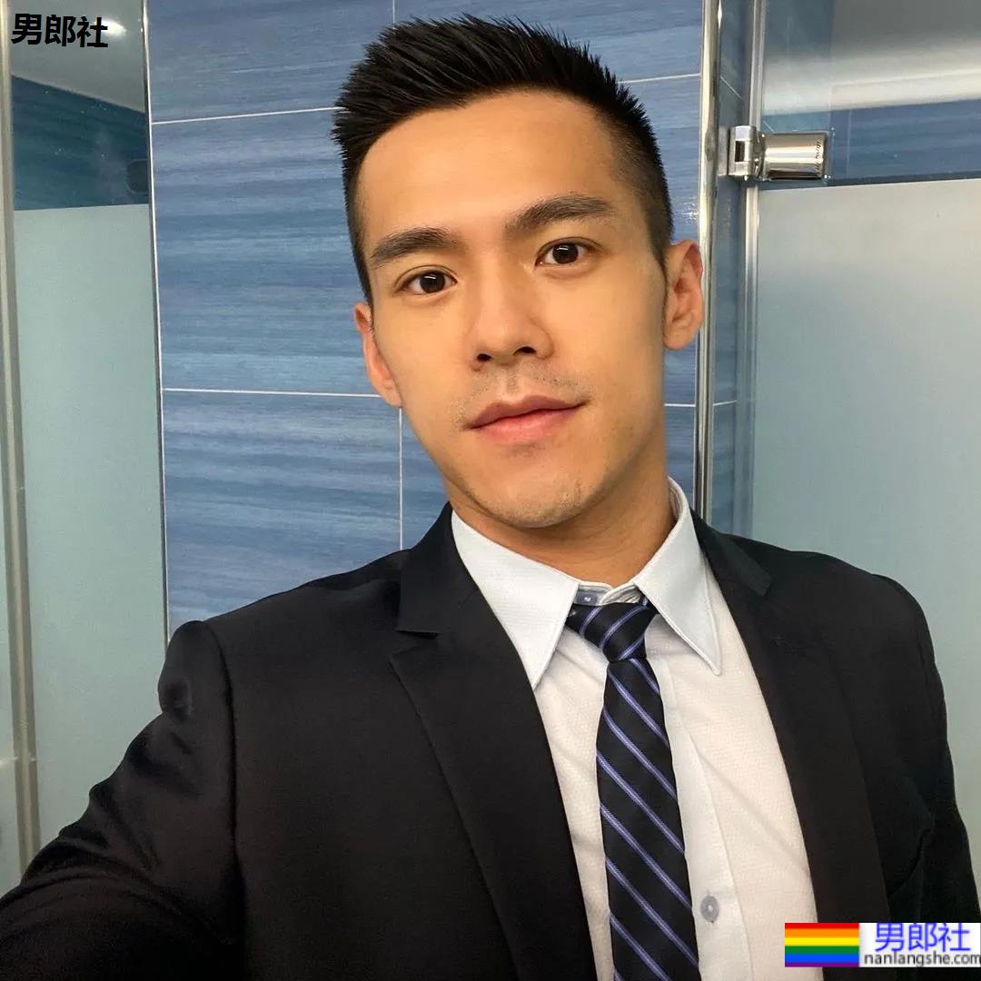 超帅肌肉校草男护士竟然是他？网友：打针会很痛吗？ - 51虹马