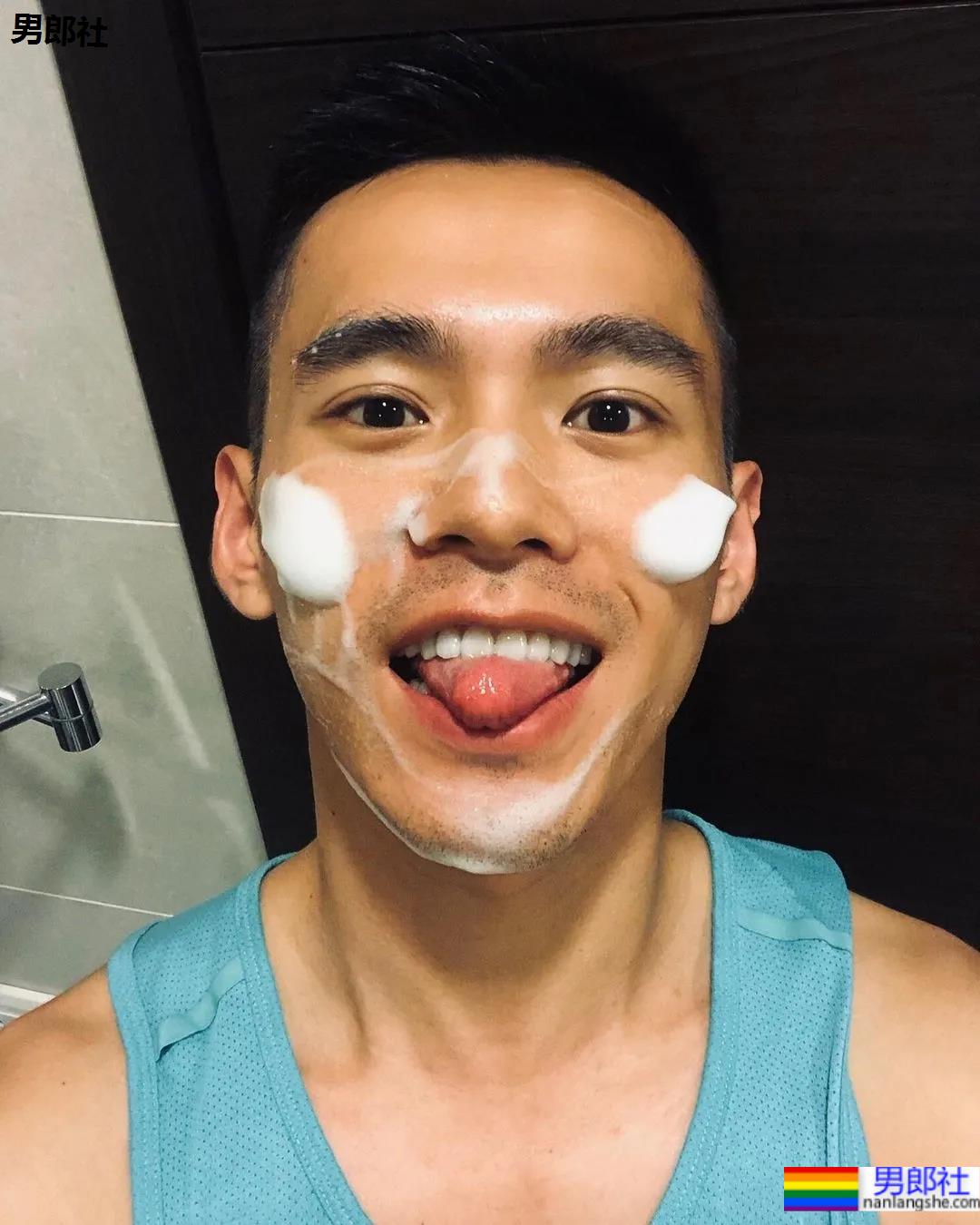 超帅肌肉校草男护士竟然是他？网友：打针会很痛吗？ - 51虹马