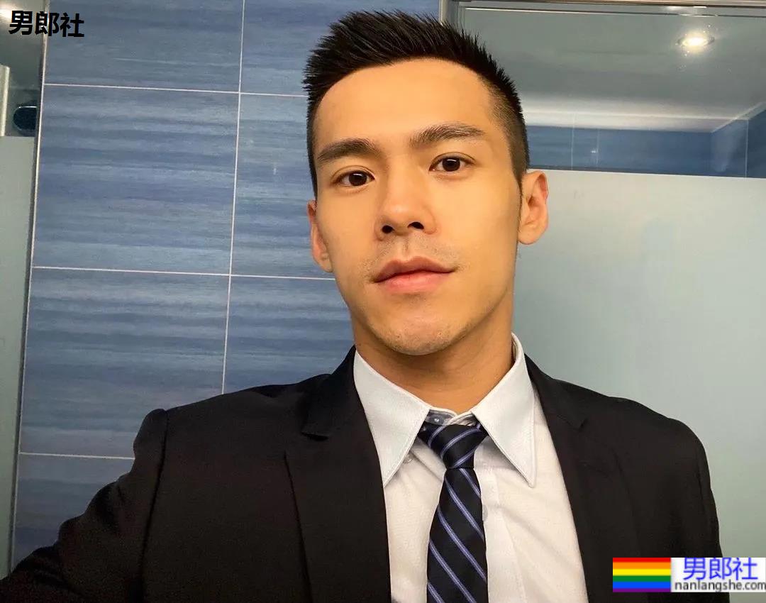 超帅肌肉校草男护士竟然是他？网友：打针会很痛吗？ - 51虹马