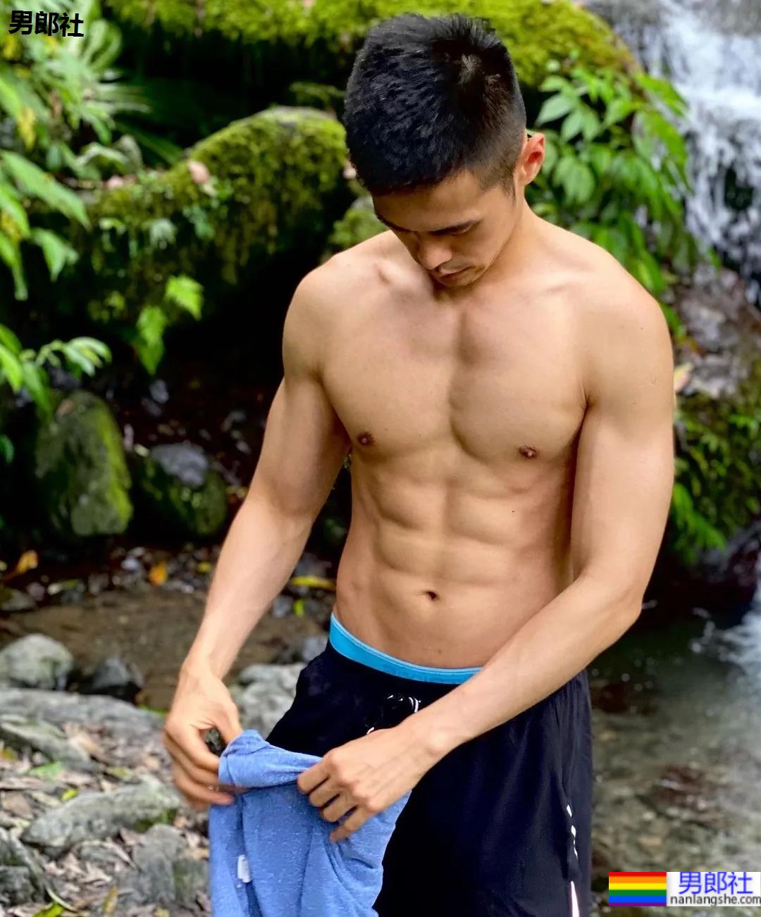 超帅肌肉校草男护士竟然是他？网友：打针会很痛吗？ - 51虹马