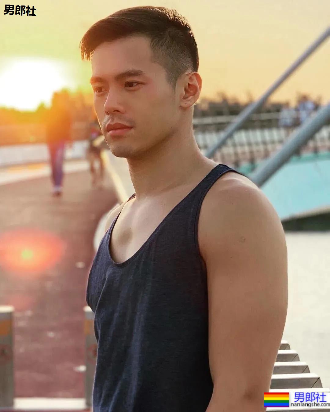 超帅肌肉校草男护士竟然是他？网友：打针会很痛吗？ - 51虹马