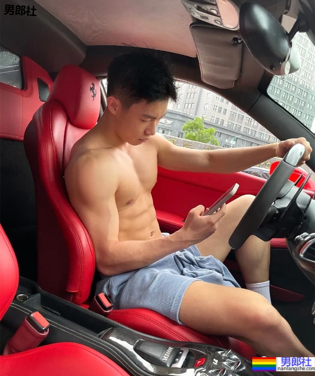 打车遇到不穿衣服的肌肉快车司机？扒到了他更上头的照片 - 51虹马