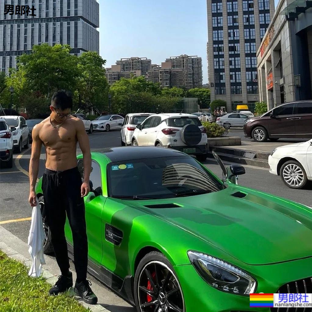 打车遇到不穿衣服的肌肉快车司机？扒到了他更上头的照片 - 51虹马