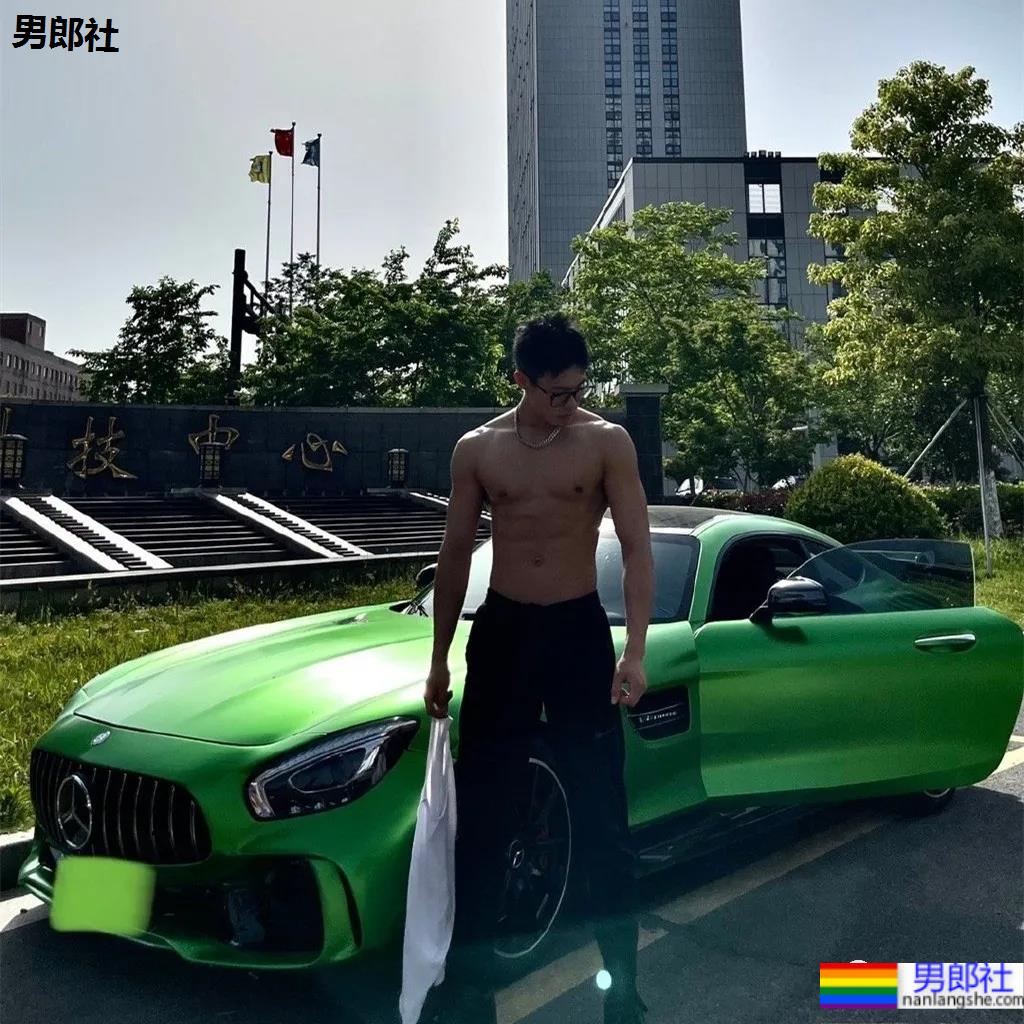 打车遇到不穿衣服的肌肉快车司机？扒到了他更上头的照片 - 51虹马