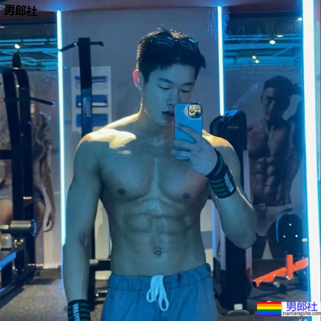 打车遇到不穿衣服的肌肉快车司机？扒到了他更上头的照片 - 51虹马