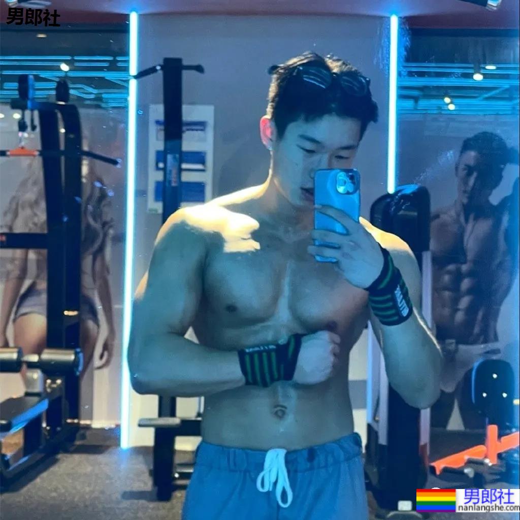 打车遇到不穿衣服的肌肉快车司机？扒到了他更上头的照片 - 51虹马