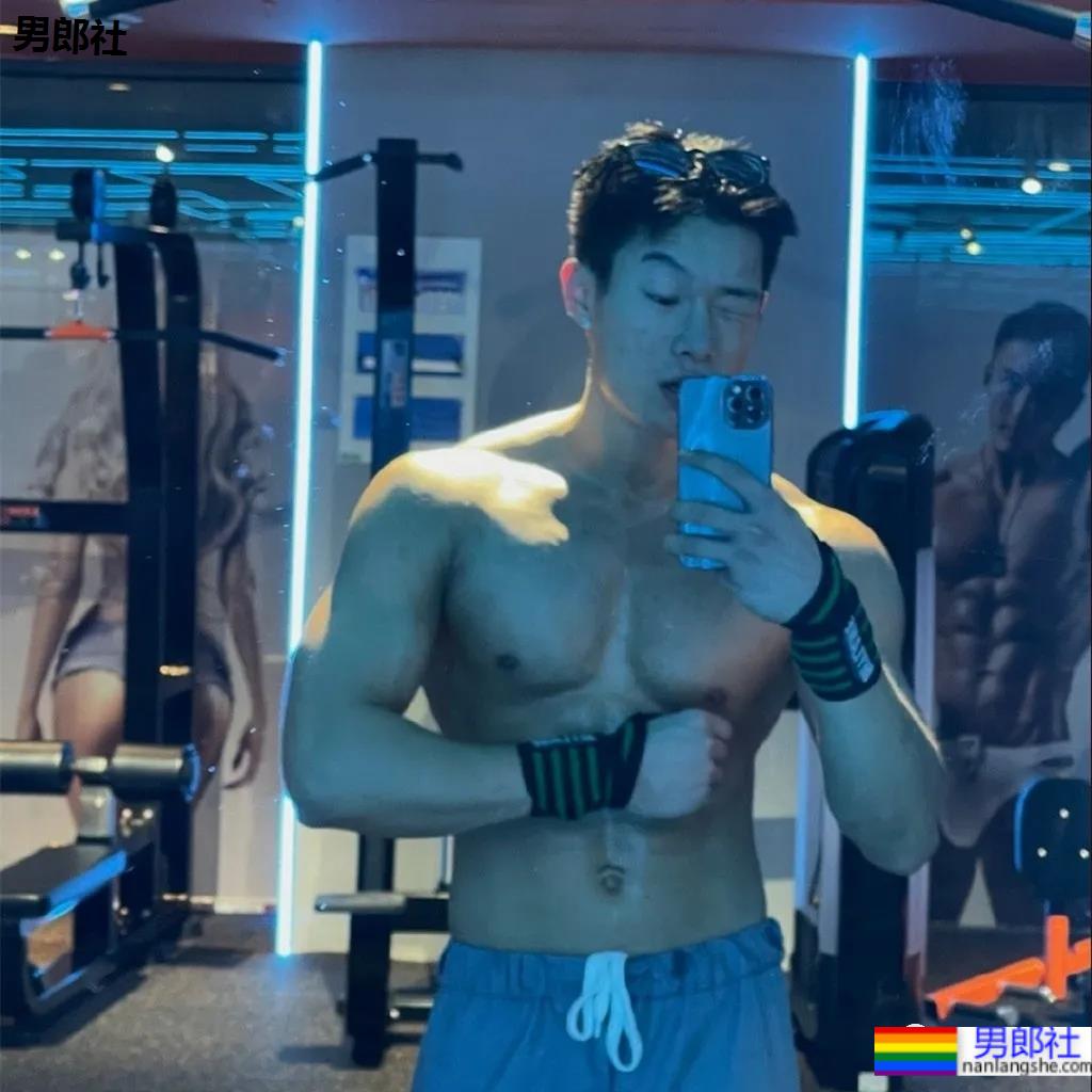 打车遇到不穿衣服的肌肉快车司机？扒到了他更上头的照片 - 51虹马