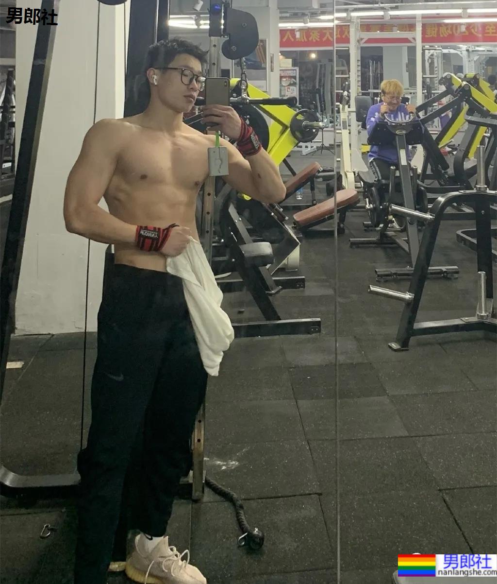 打车遇到不穿衣服的肌肉快车司机？扒到了他更上头的照片 - 51虹马