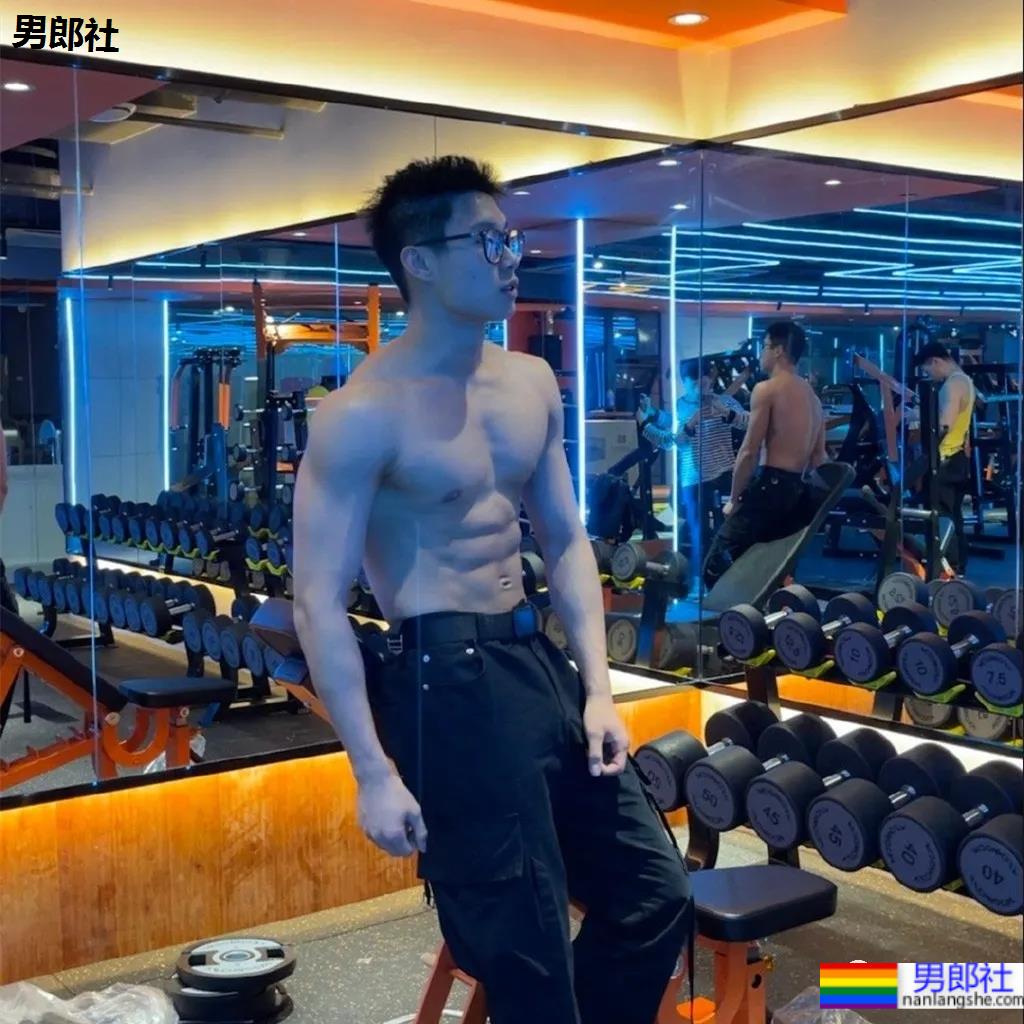 打车遇到不穿衣服的肌肉快车司机？扒到了他更上头的照片 - 51虹马