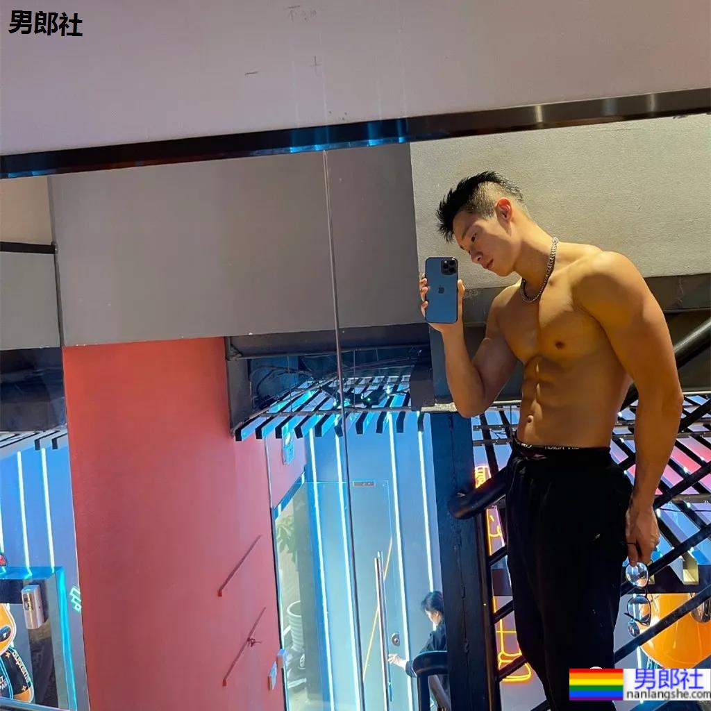 打车遇到不穿衣服的肌肉快车司机？扒到了他更上头的照片 - 51虹马