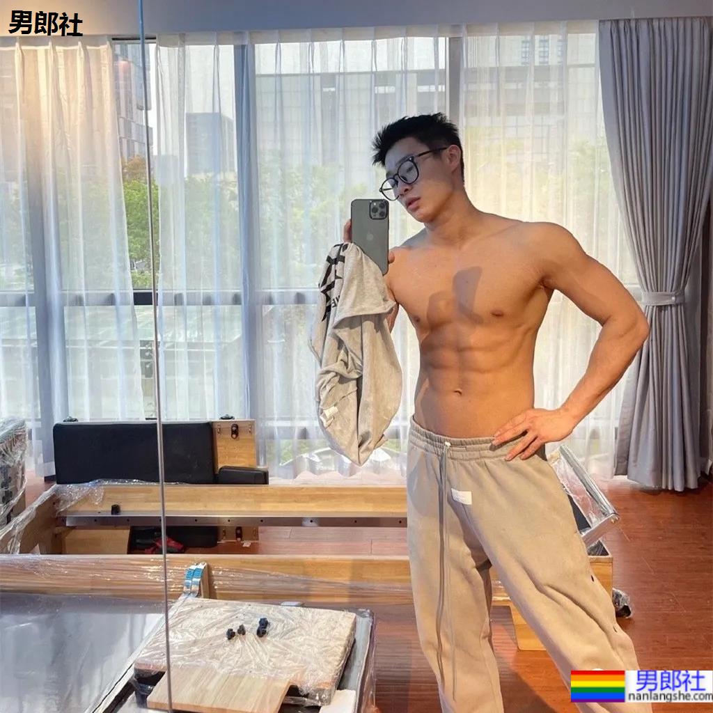 打车遇到不穿衣服的肌肉快车司机？扒到了他更上头的照片 - 51虹马