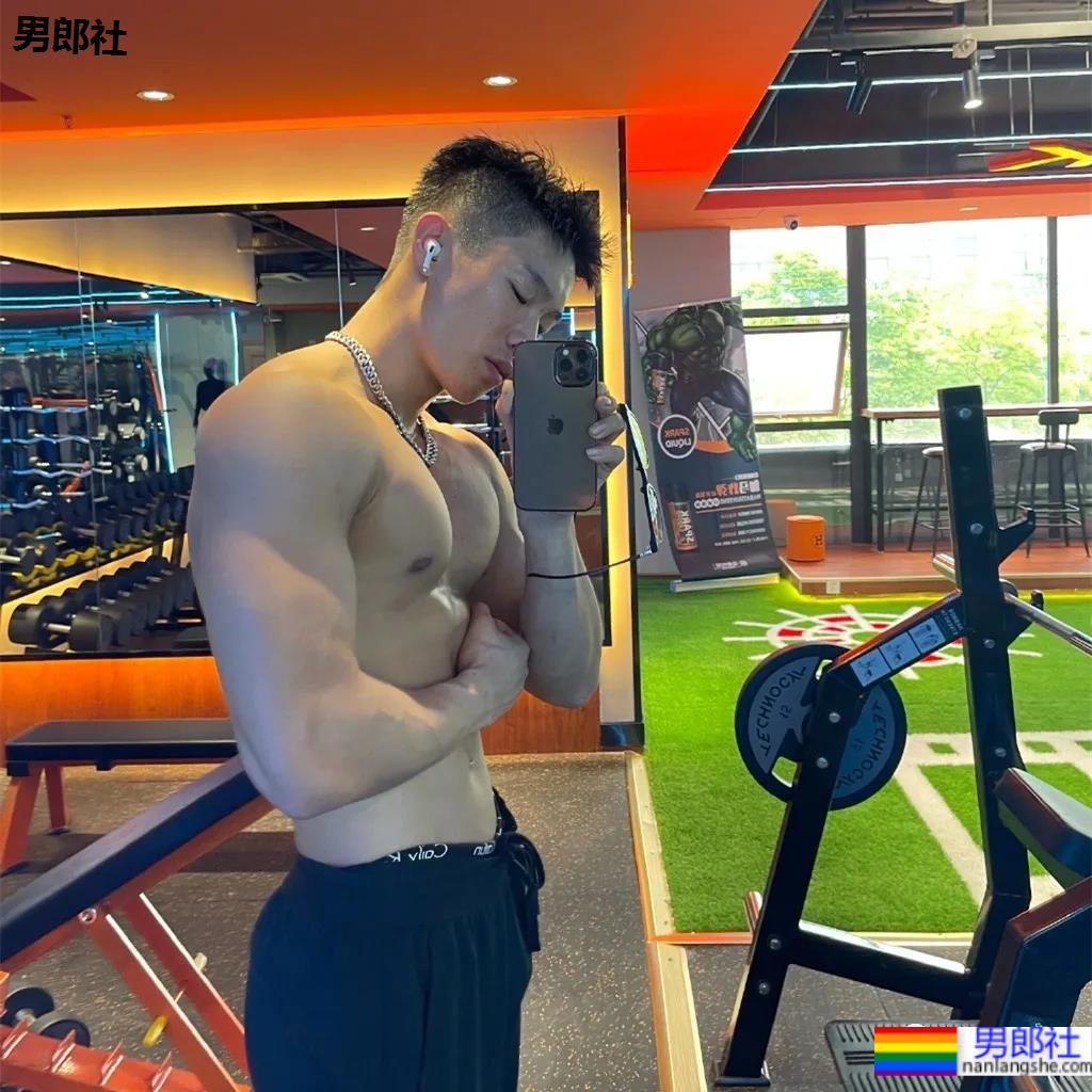 打车遇到不穿衣服的肌肉快车司机？扒到了他更上头的照片 - 51虹马