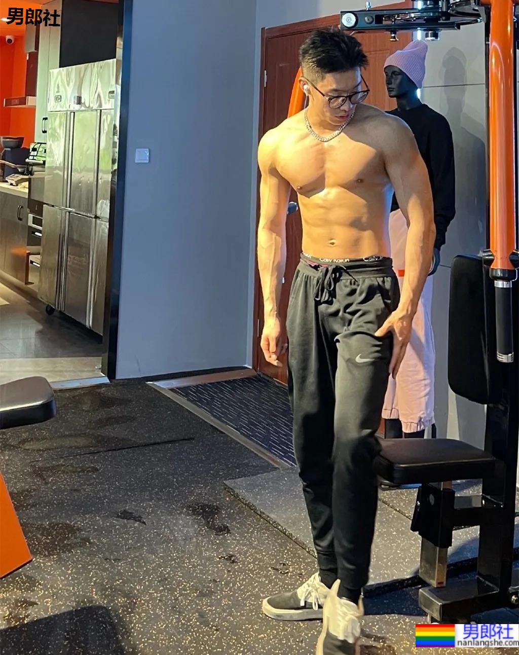 打车遇到不穿衣服的肌肉快车司机？扒到了他更上头的照片 - 51虹马