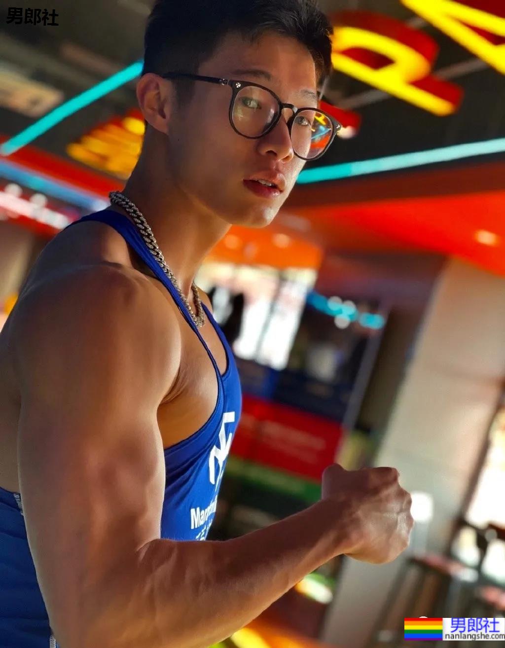 打车遇到不穿衣服的肌肉快车司机？扒到了他更上头的照片 - 51虹马