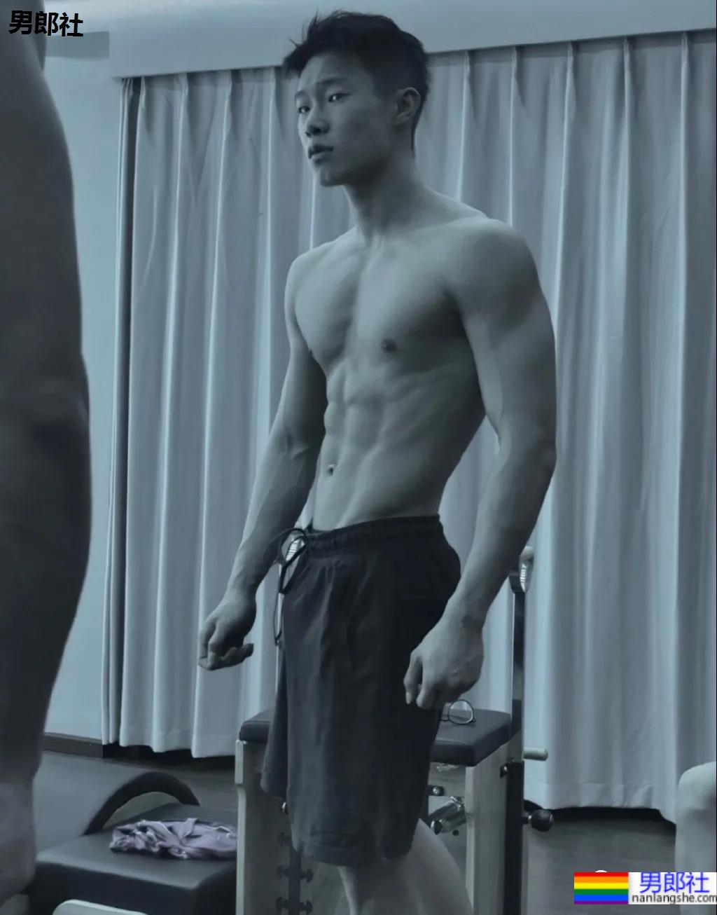 打车遇到不穿衣服的肌肉快车司机？扒到了他更上头的照片 - 51虹马