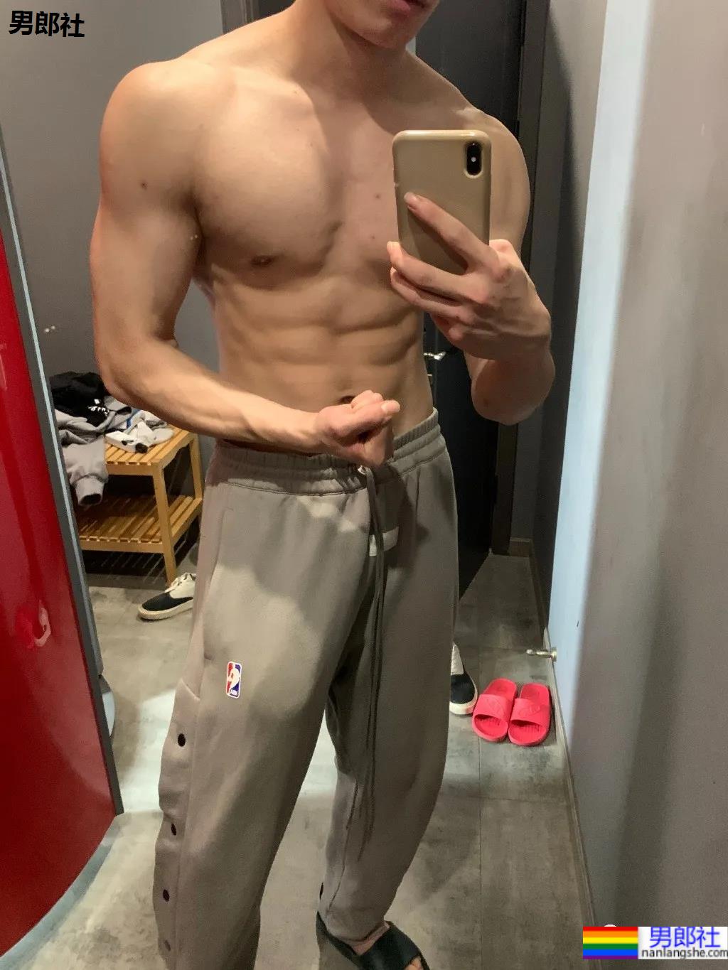 打车遇到不穿衣服的肌肉快车司机？扒到了他更上头的照片 - 51虹马