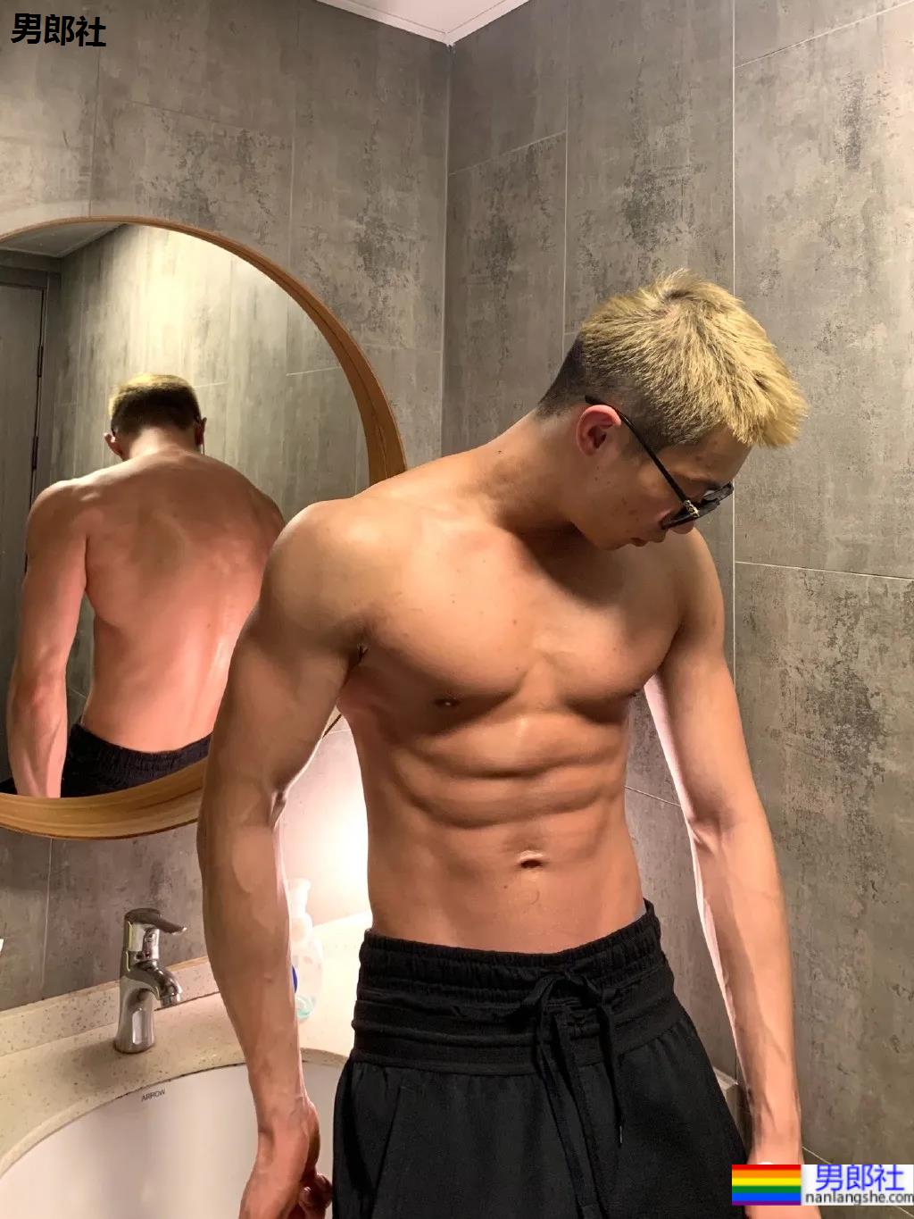 打车遇到不穿衣服的肌肉快车司机？扒到了他更上头的照片 - 51虹马