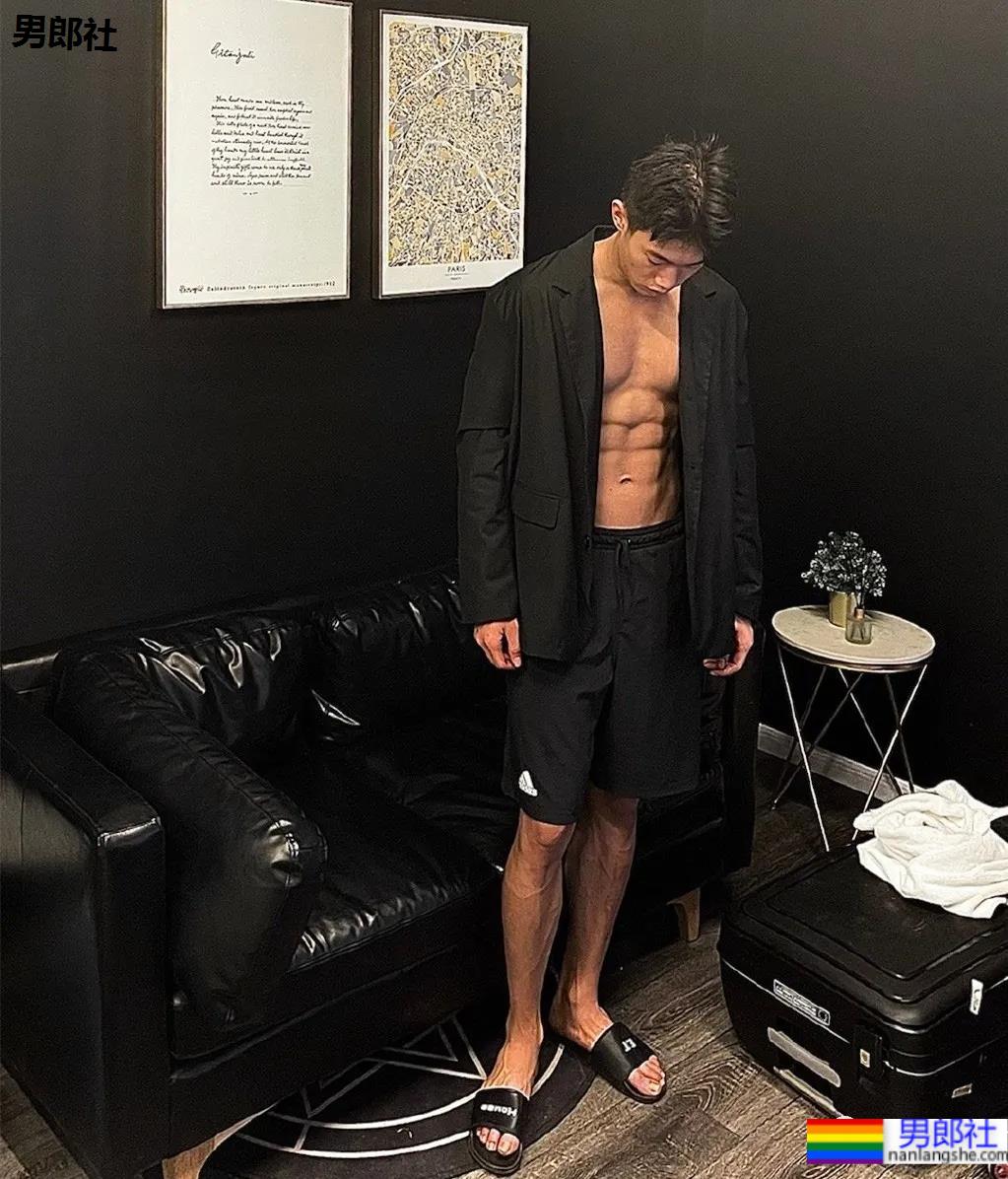 打车遇到不穿衣服的肌肉快车司机？扒到了他更上头的照片 - 51虹马