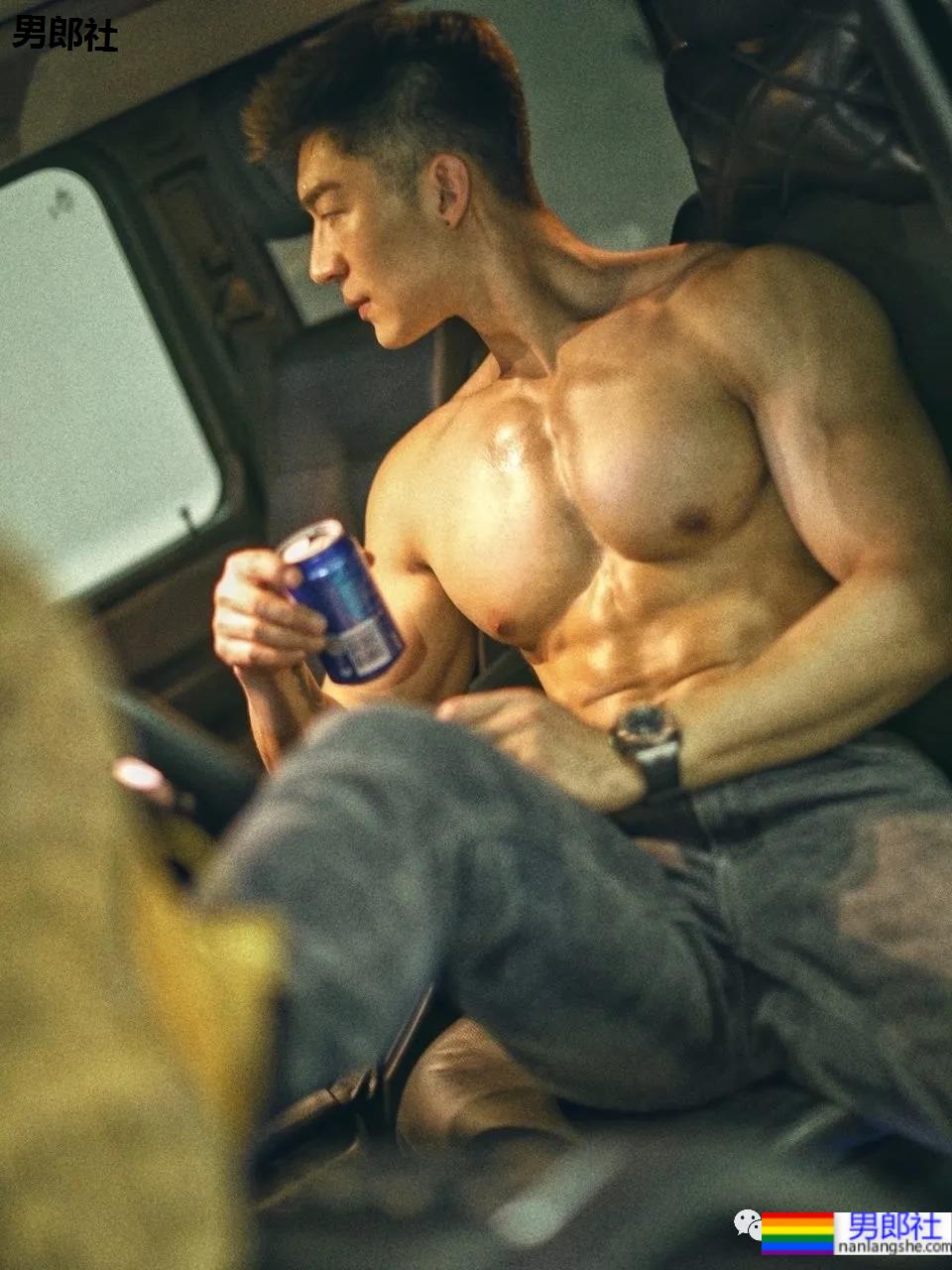 胸肌超大的“货车司机”，没想到他是干这个的！ - 51虹马