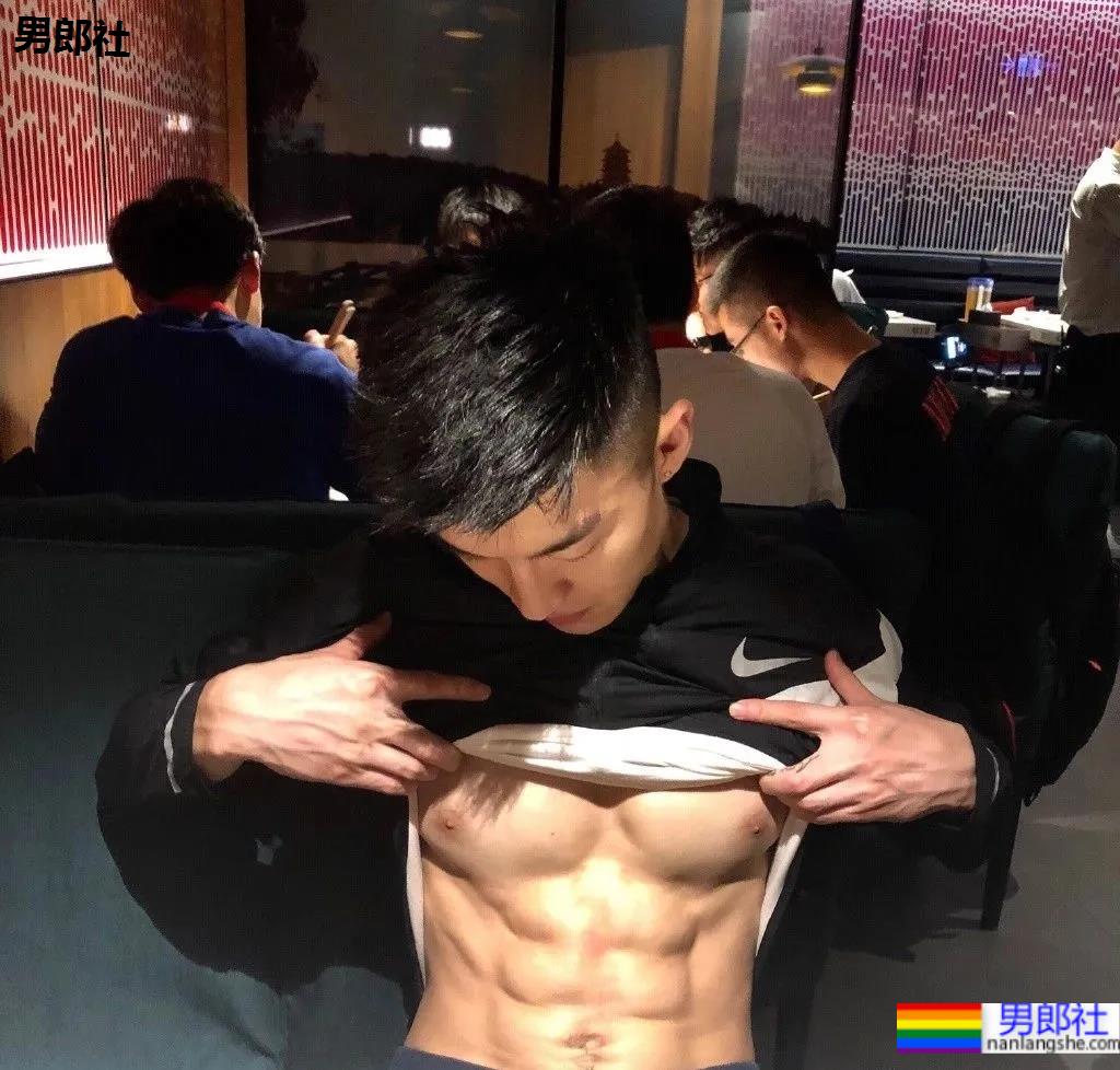 胸肌超大的“货车司机”，没想到他是干这个的！ - 51虹马