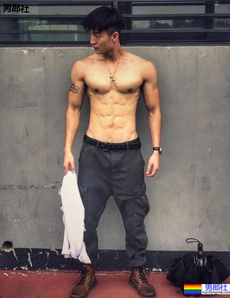 胸肌超大的“货车司机”，没想到他是干这个的！ - 51虹马