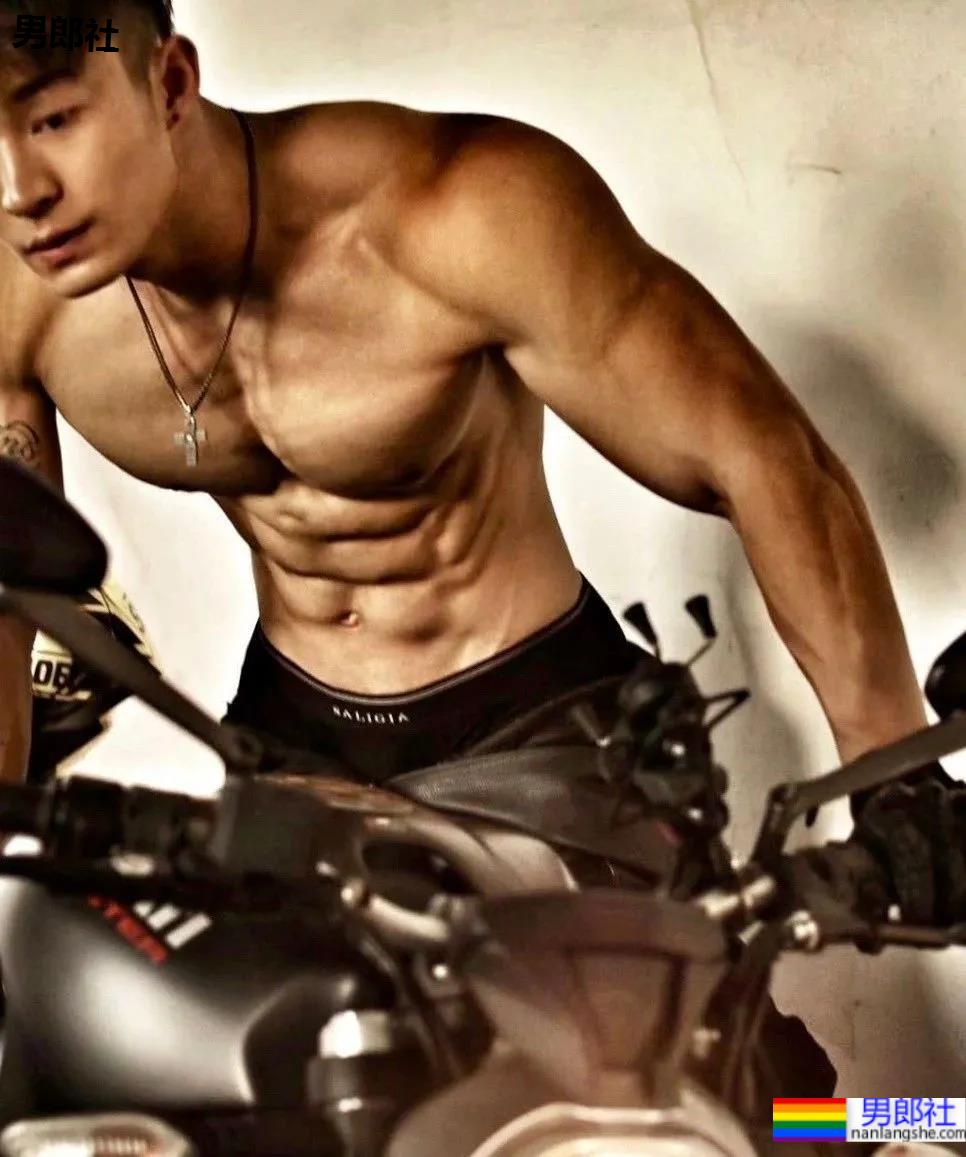 胸肌超大的“货车司机”，没想到他是干这个的！ - 51虹马