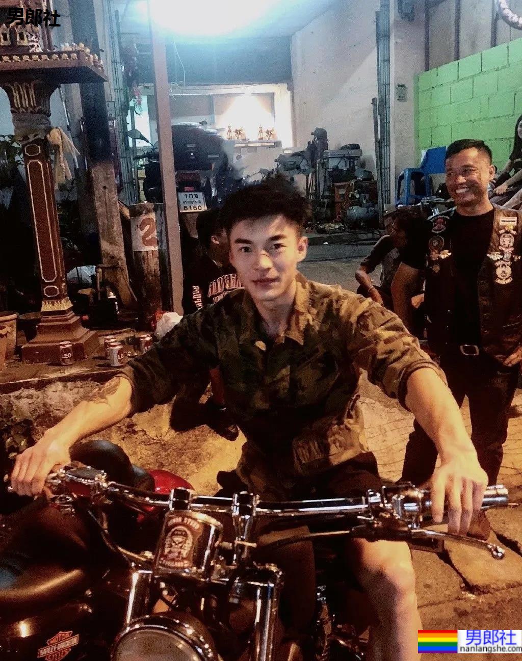 胸肌超大的“货车司机”，没想到他是干这个的！ - 51虹马