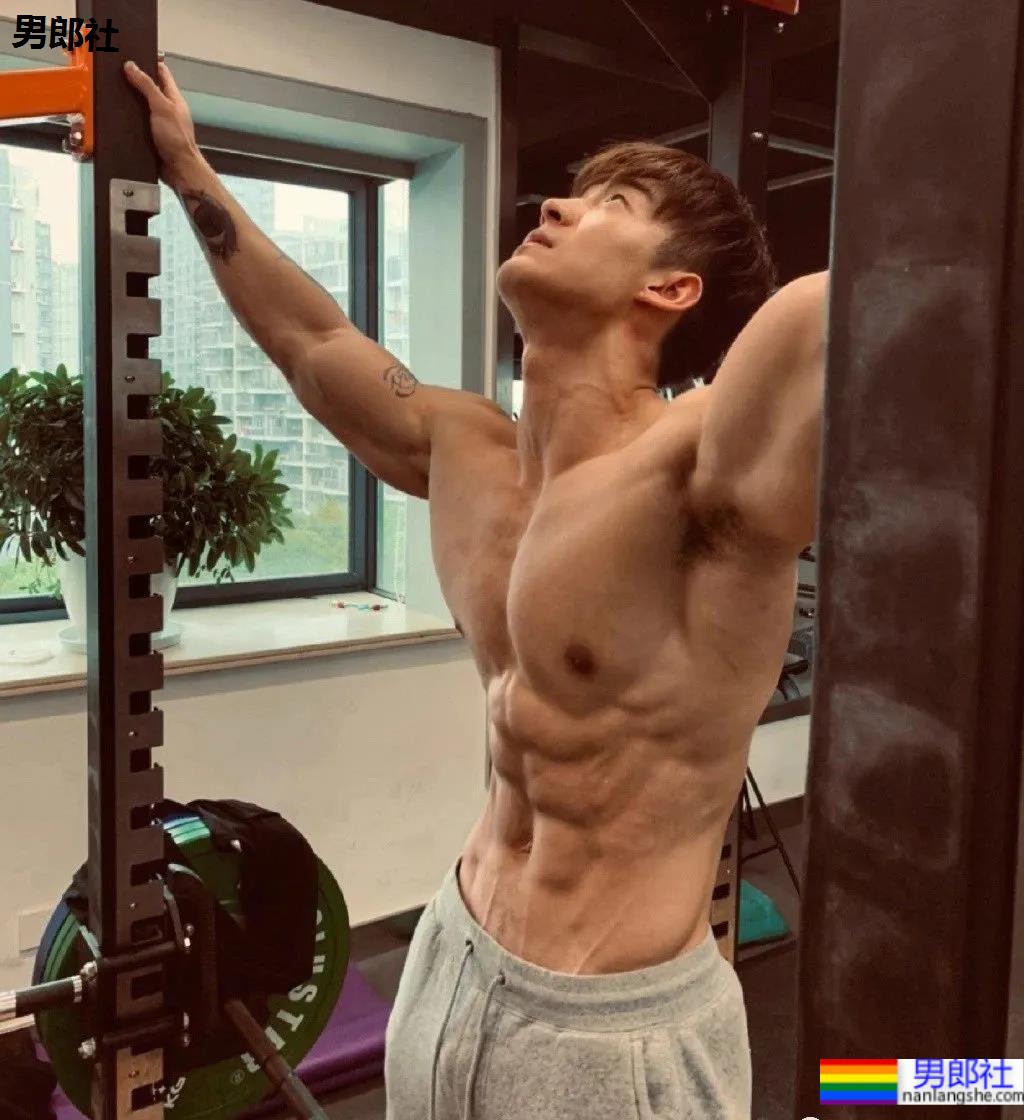 胸肌超大的“货车司机”，没想到他是干这个的！ - 51虹马