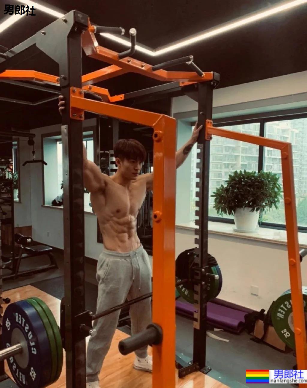 胸肌超大的“货车司机”，没想到他是干这个的！ - 51虹马