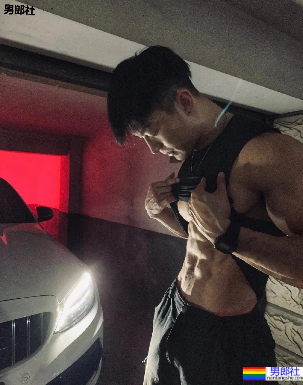 胸肌超大的“货车司机”，没想到他是干这个的！ - 51虹马