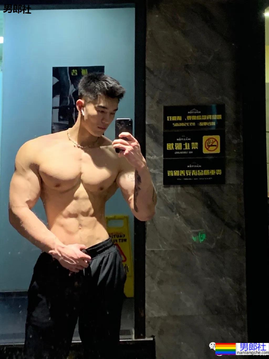 胸肌超大的“货车司机”，没想到他是干这个的！ - 51虹马