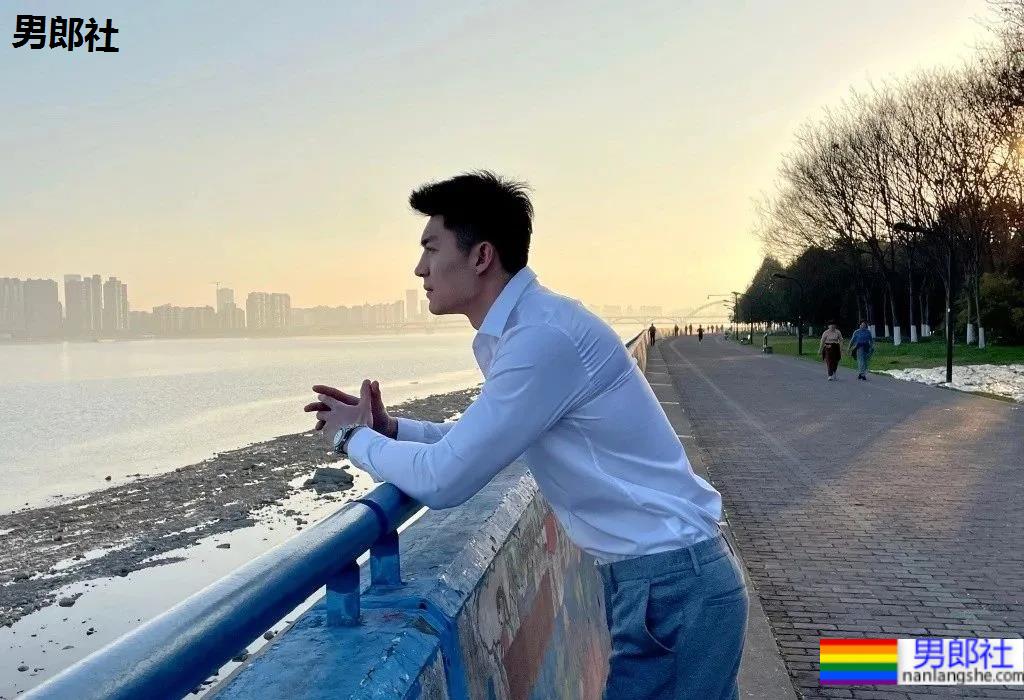 胸肌超大的“货车司机”，没想到他是干这个的！ - 51虹马