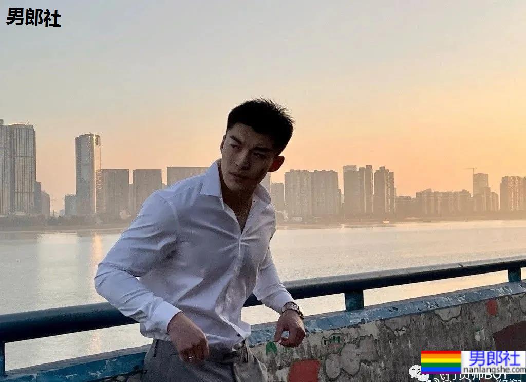 胸肌超大的“货车司机”，没想到他是干这个的！ - 51虹马