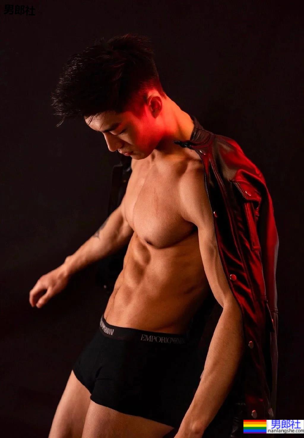 胸肌超大的“货车司机”，没想到他是干这个的！ - 51虹马