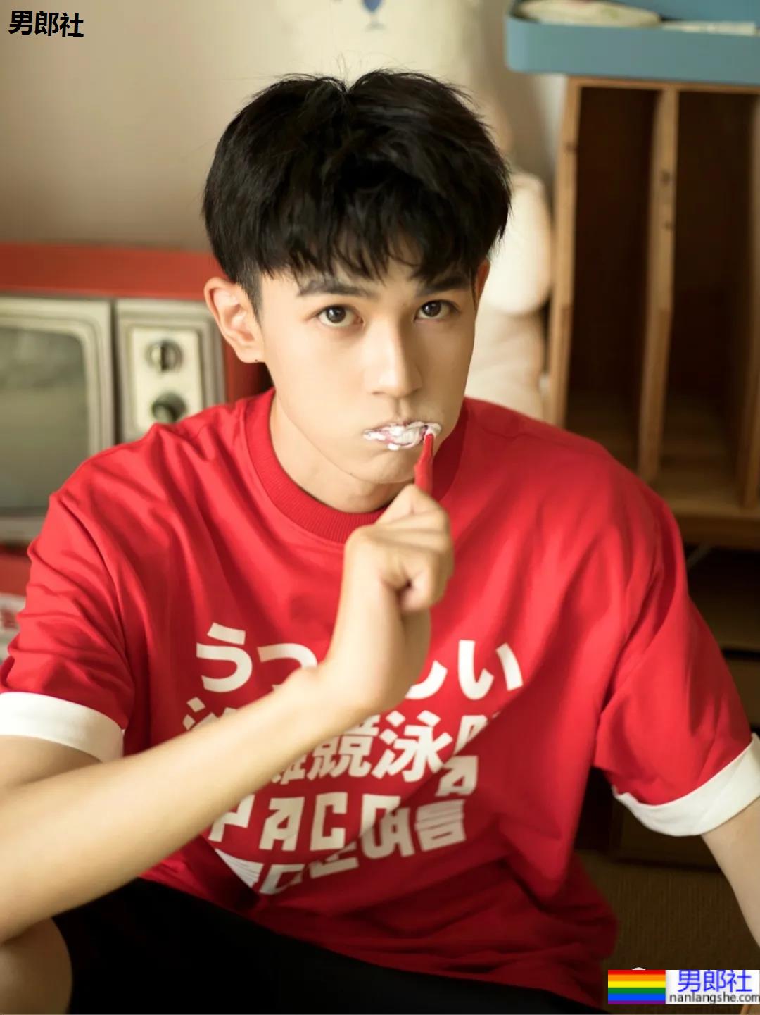 鲜嫩高中生奶狗弟弟，是吃可爱长大的吗?-51虹马