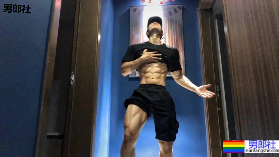 腹肌能当搓板的肌肉小哥,你想洗衣服吗?-51虹马