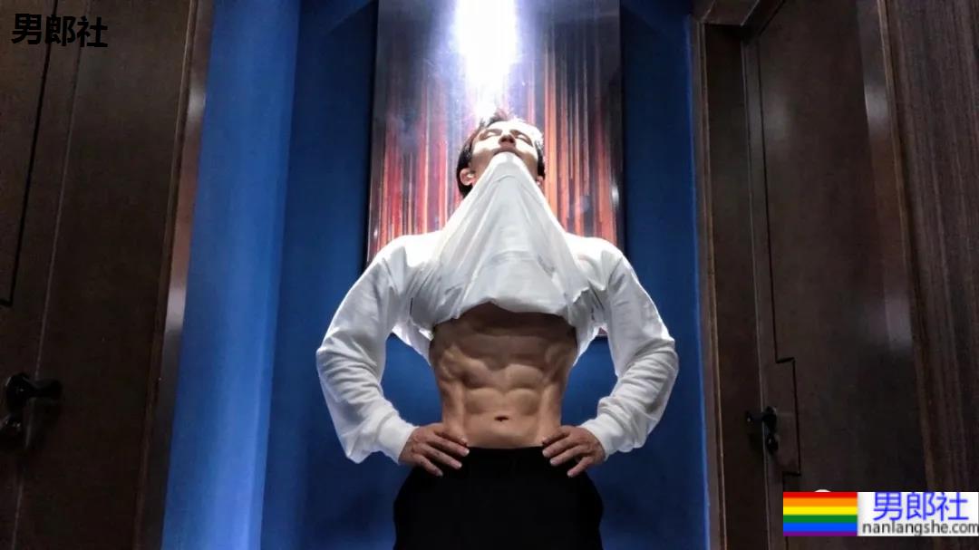 腹肌能当搓板的肌肉小哥，你想洗衣服吗？ - 51虹马