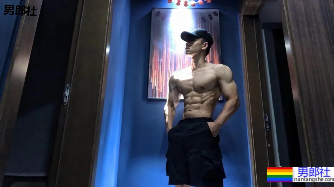 腹肌能当搓板的肌肉小哥，你想洗衣服吗？ - 51虹马