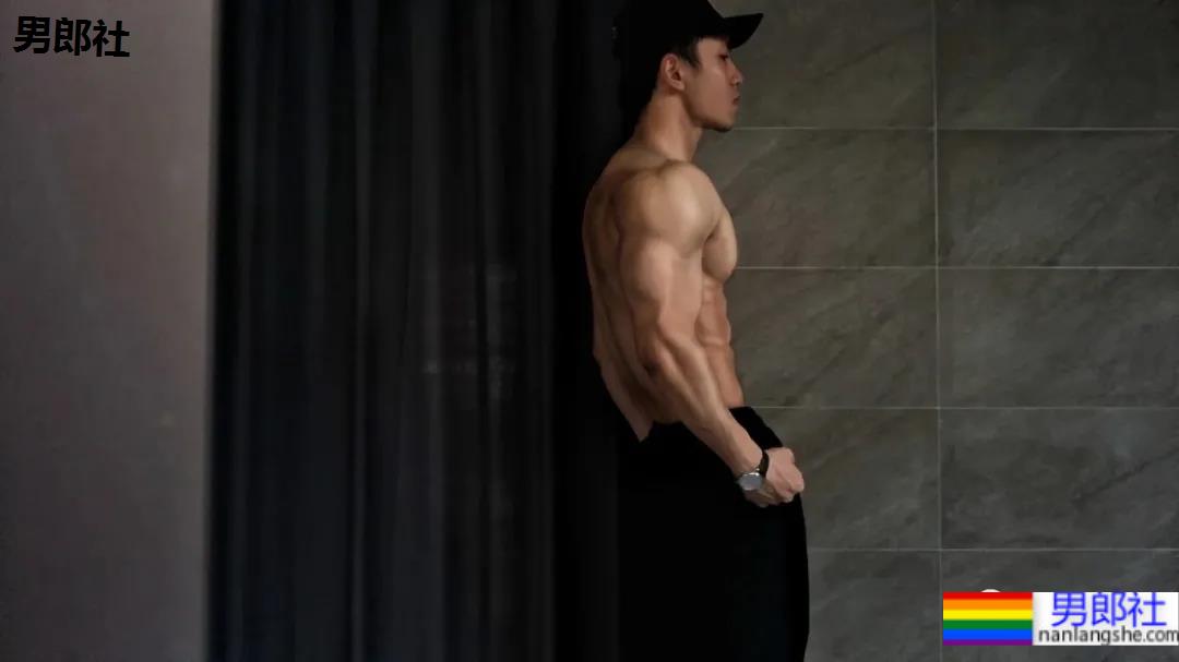 腹肌能当搓板的肌肉小哥，你想洗衣服吗？ - 51虹马