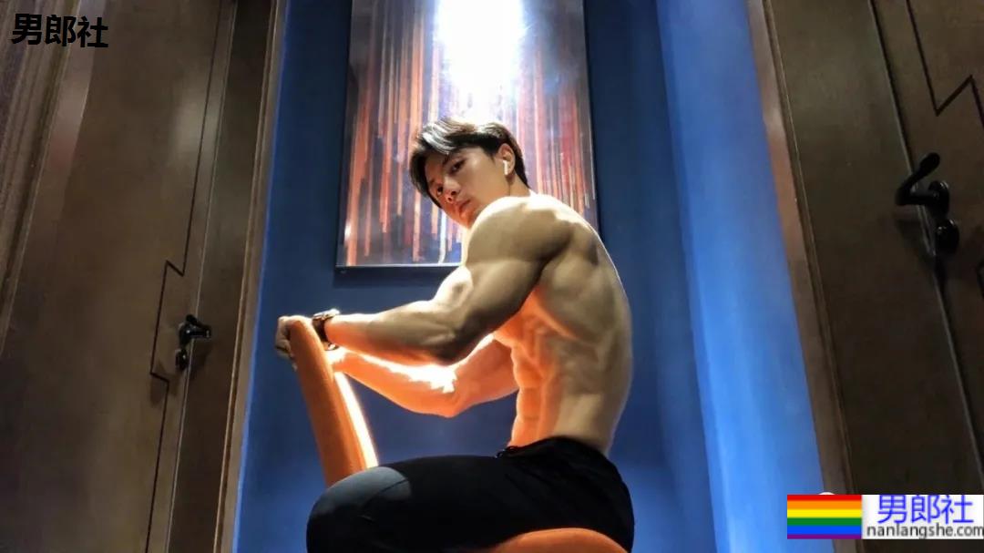 腹肌能当搓板的肌肉小哥，你想洗衣服吗？ - 51虹马