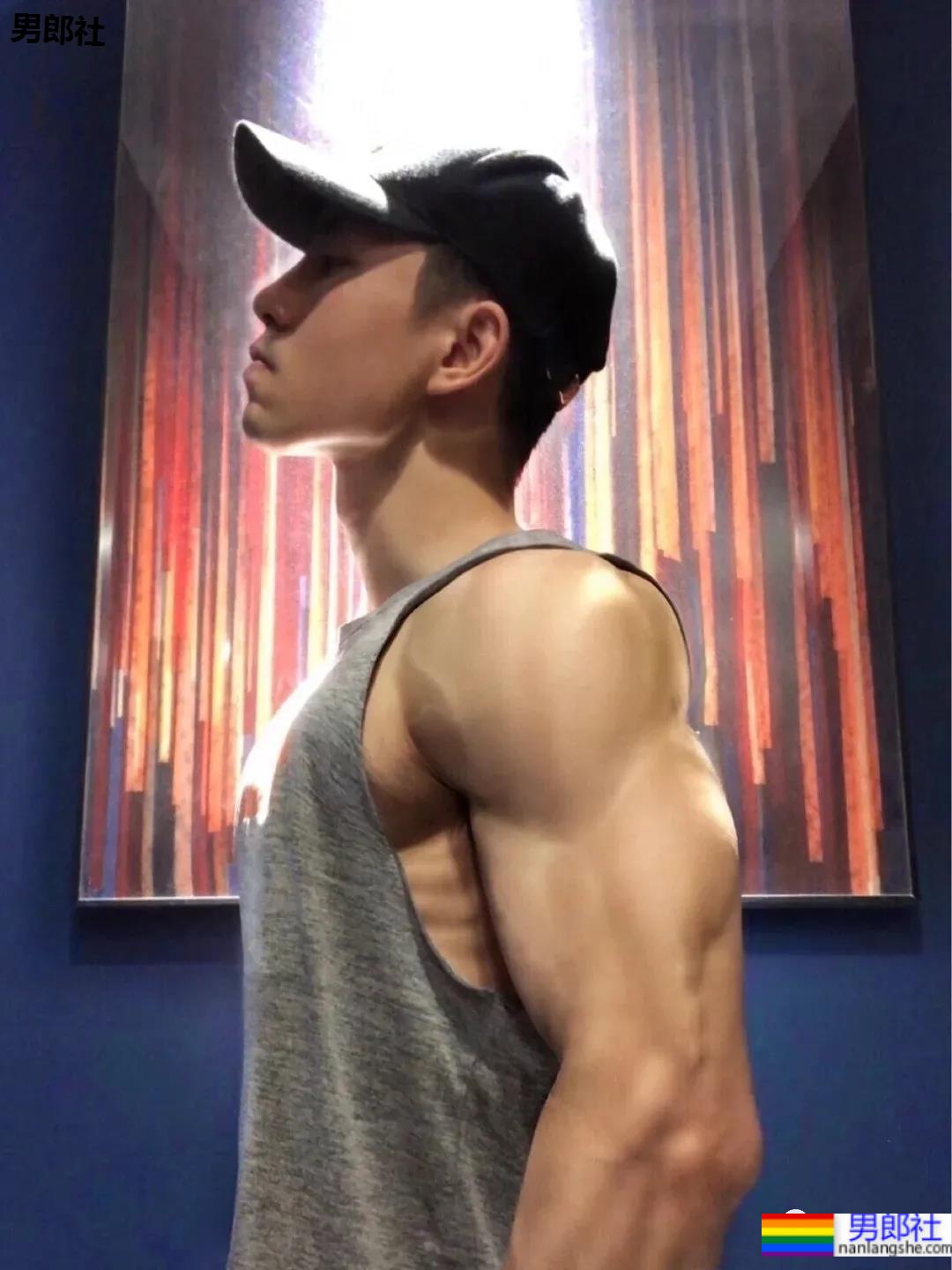 腹肌能当搓板的肌肉小哥，你想洗衣服吗？ - 51虹马