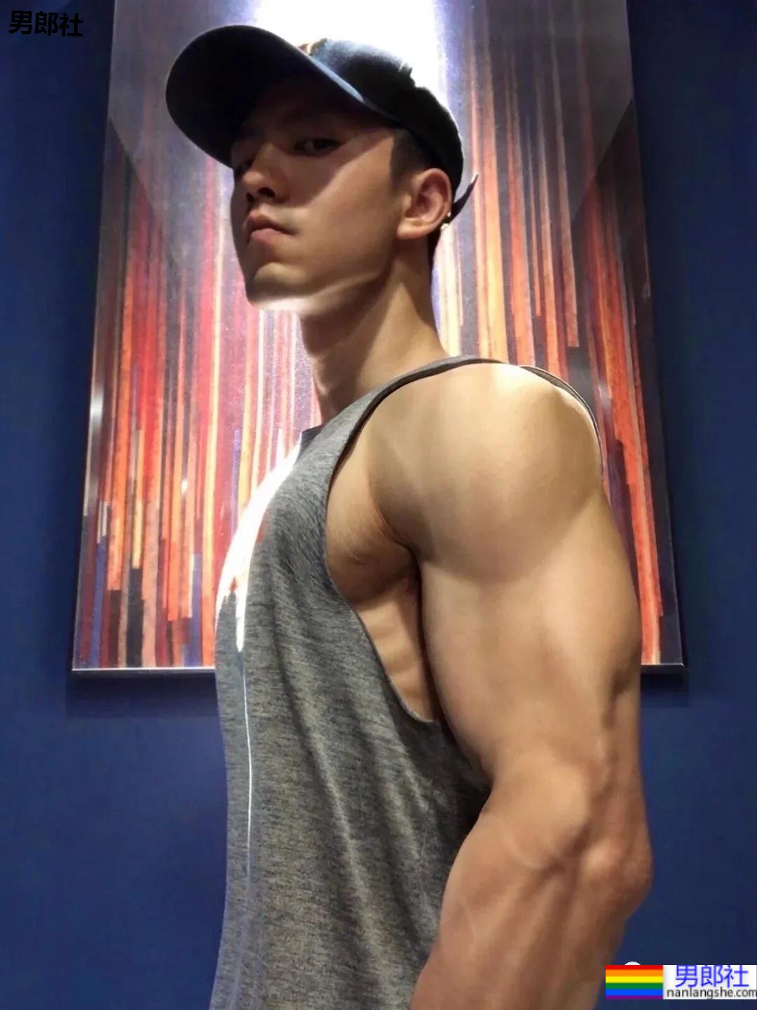 腹肌能当搓板的肌肉小哥，你想洗衣服吗？ - 51虹马