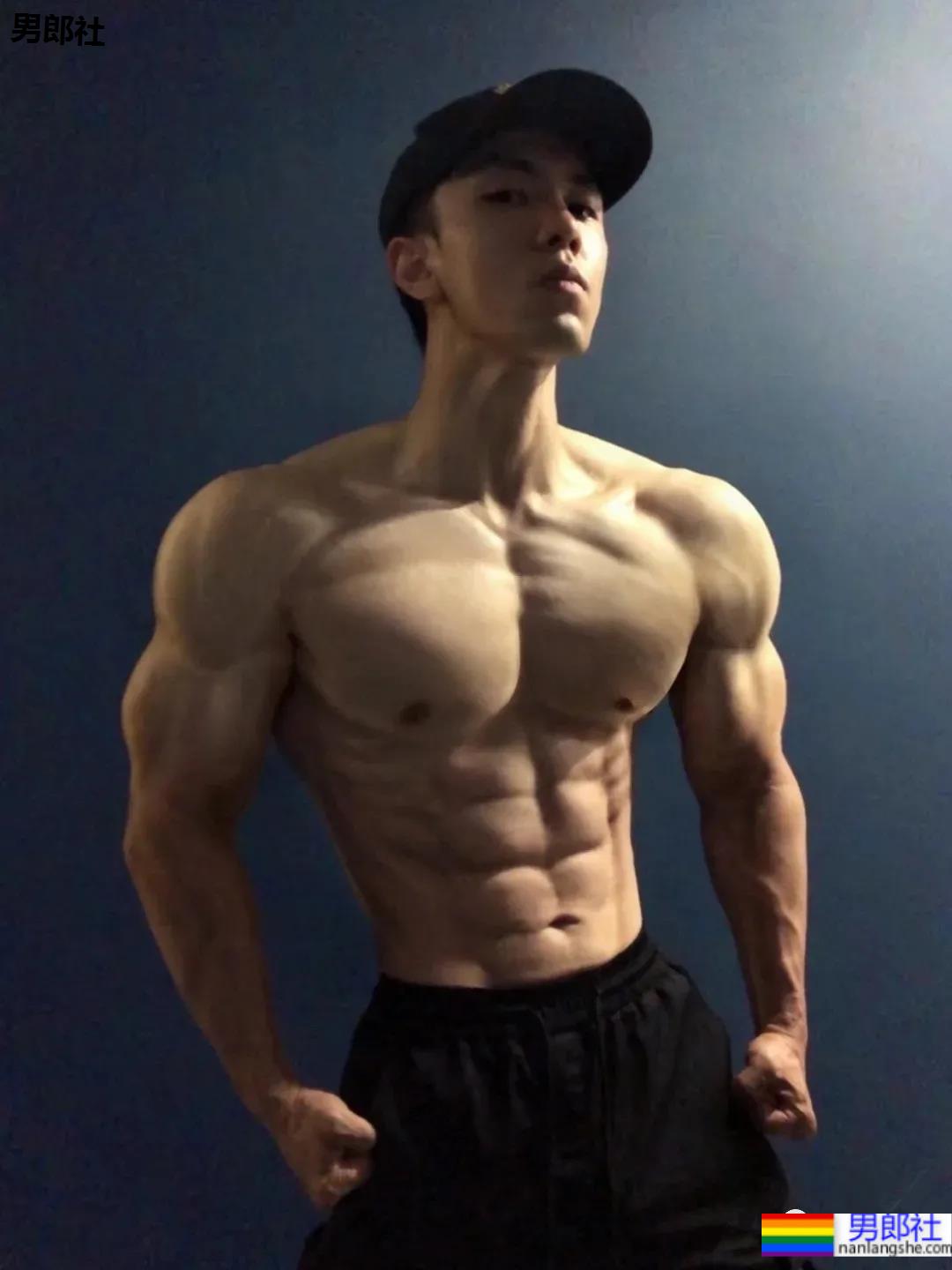 腹肌能当搓板的肌肉小哥，你想洗衣服吗？ - 51虹马