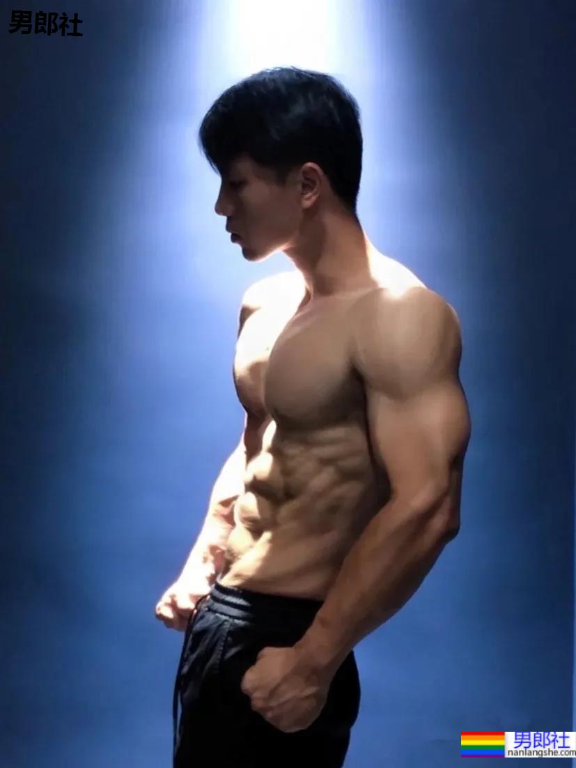 腹肌能当搓板的肌肉小哥，你想洗衣服吗？ - 51虹马