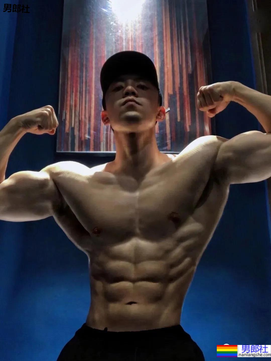 腹肌能当搓板的肌肉小哥，你想洗衣服吗？ - 51虹马