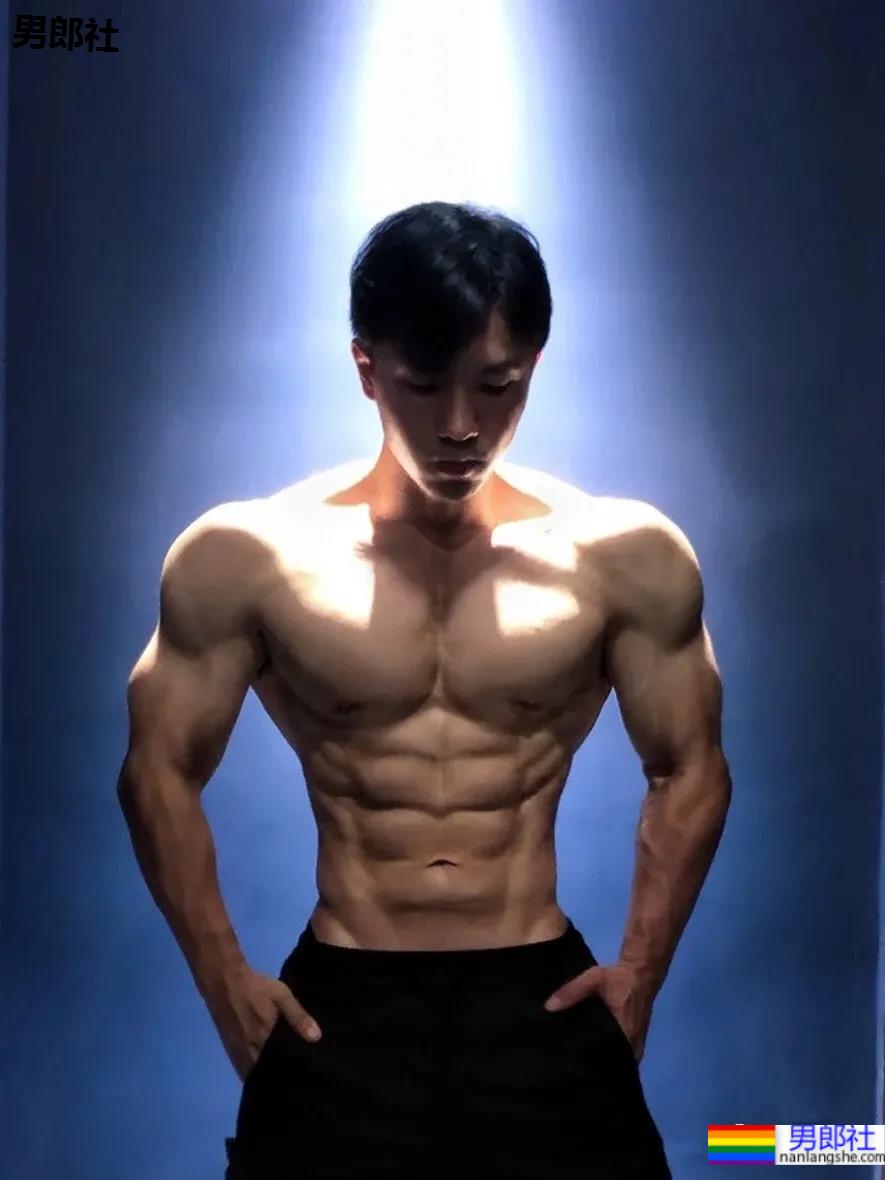 腹肌能当搓板的肌肉小哥，你想洗衣服吗？ - 51虹马