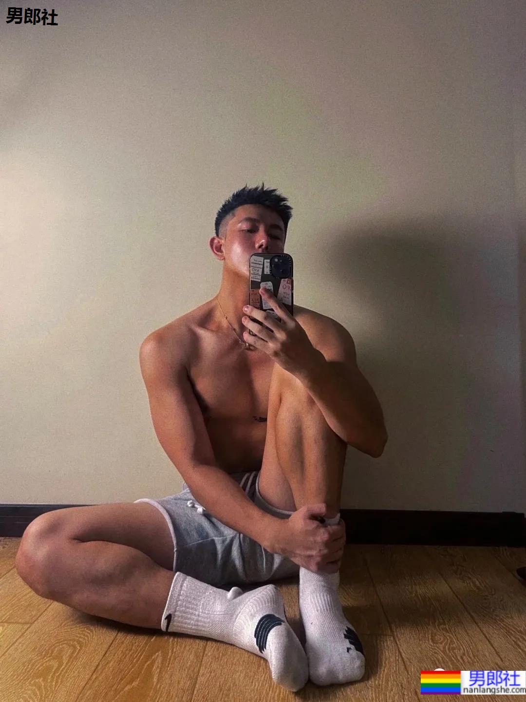 高鼻梁寸头小狼狗，晒黑之后更欲了！ - 51虹马