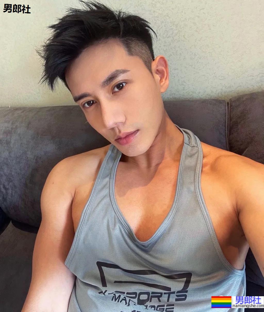 高鼻梁寸头小狼狗，晒黑之后更欲了！ - 51虹马