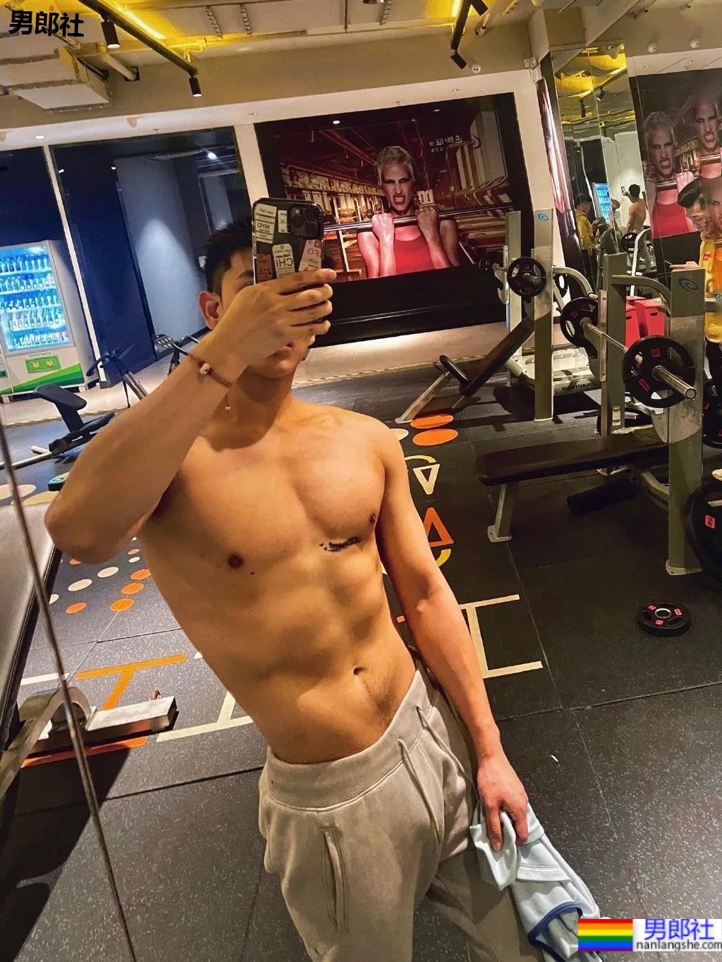 高鼻梁寸头小狼狗，晒黑之后更欲了！ - 51虹马