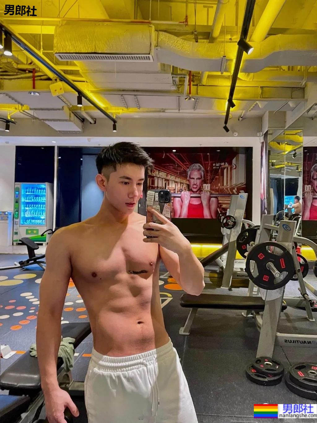 高鼻梁寸头小狼狗，晒黑之后更欲了！ - 51虹马